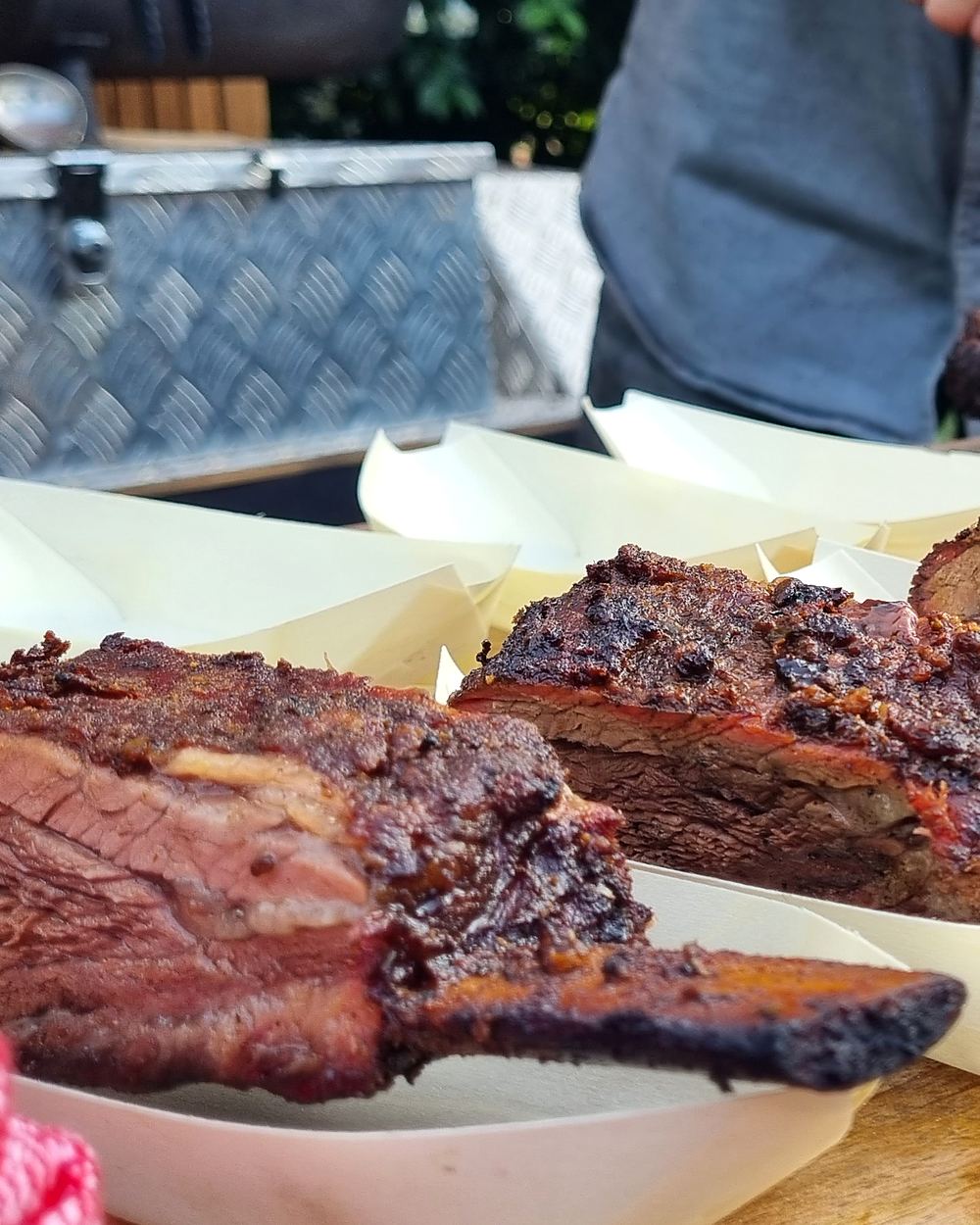 Beef ribs uit de smoker worden aangesneden