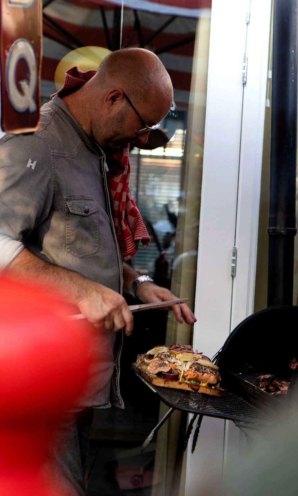 Michael van Dal bij de smoker met een broodje met zalm
